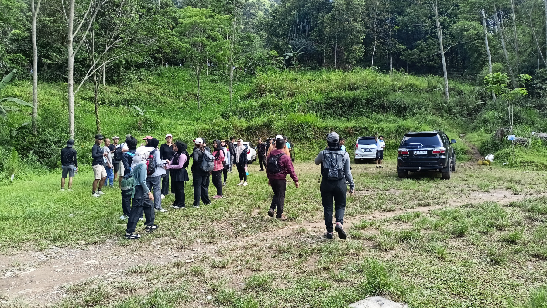 Tempat off-road dan trekking Hambalang Sentul Bogor – jeep di hutan